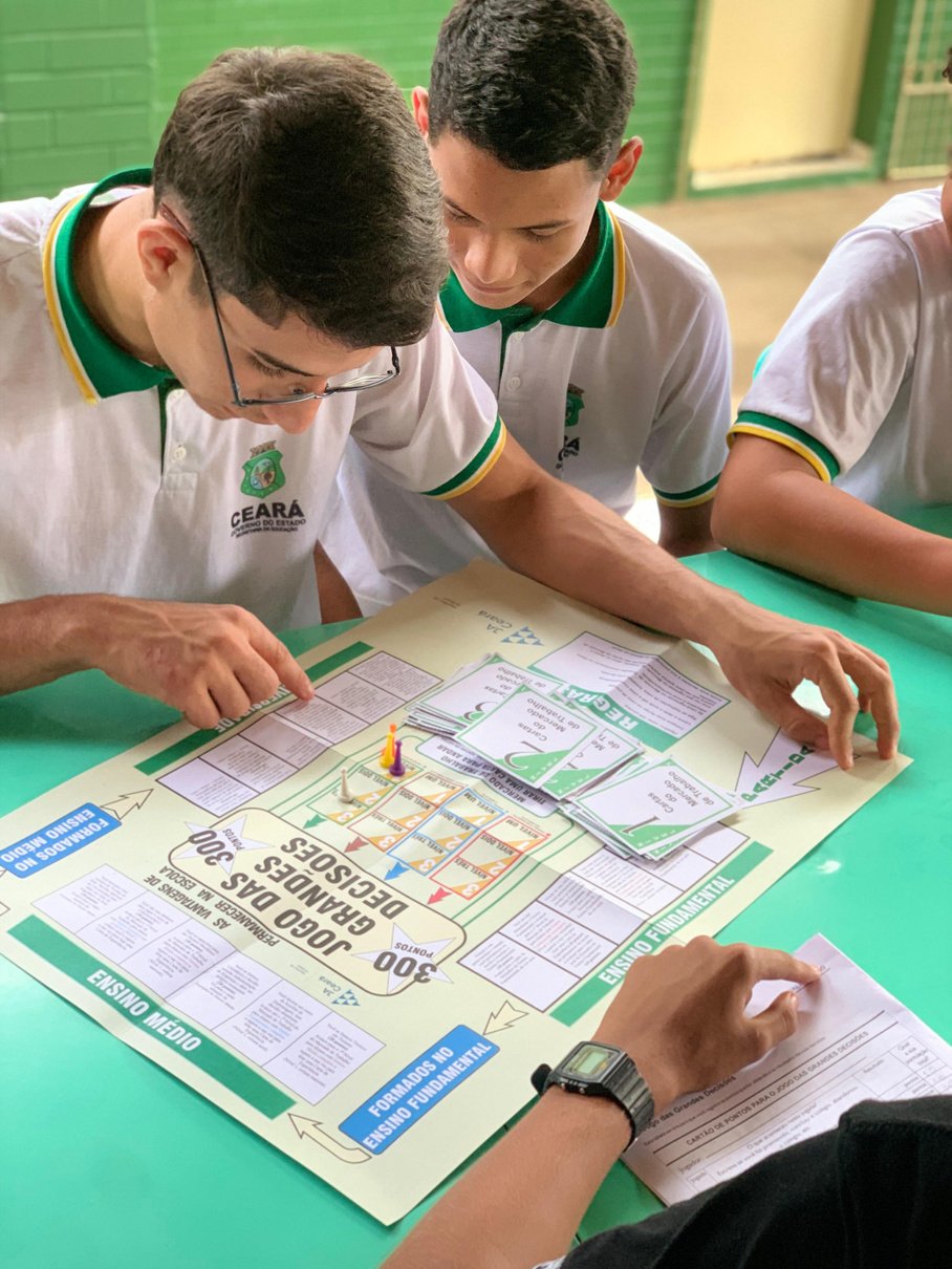 Estudantes participam de um jogo de tabuleiro educativo em uma atividade da trilha Jovem Empreendedor.