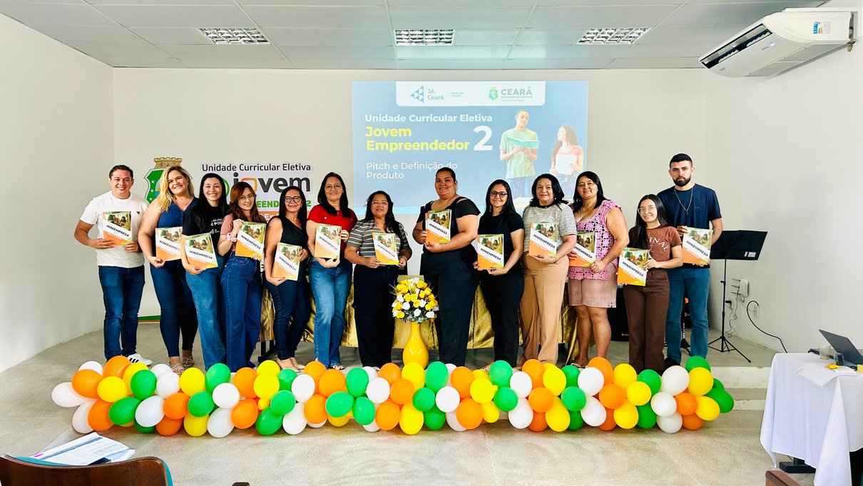 Grupo de educadores em uma formação do componente curricular eletivo Jovem Empreendedor.