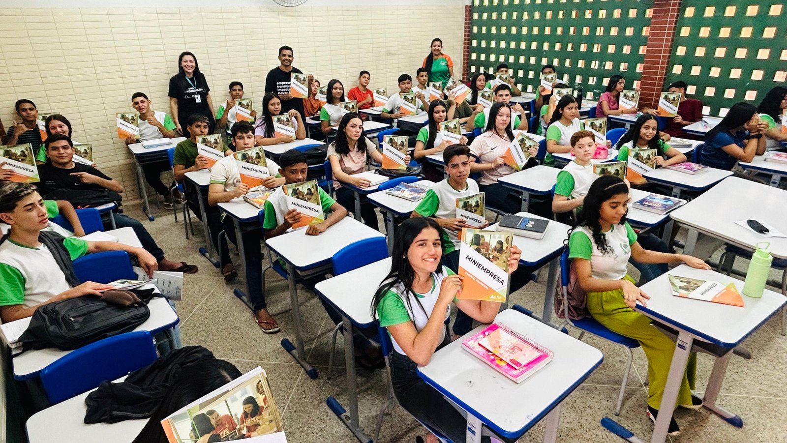 Estudantes da rede estadual em sala de aula com os materiais do programa Miniempresa.